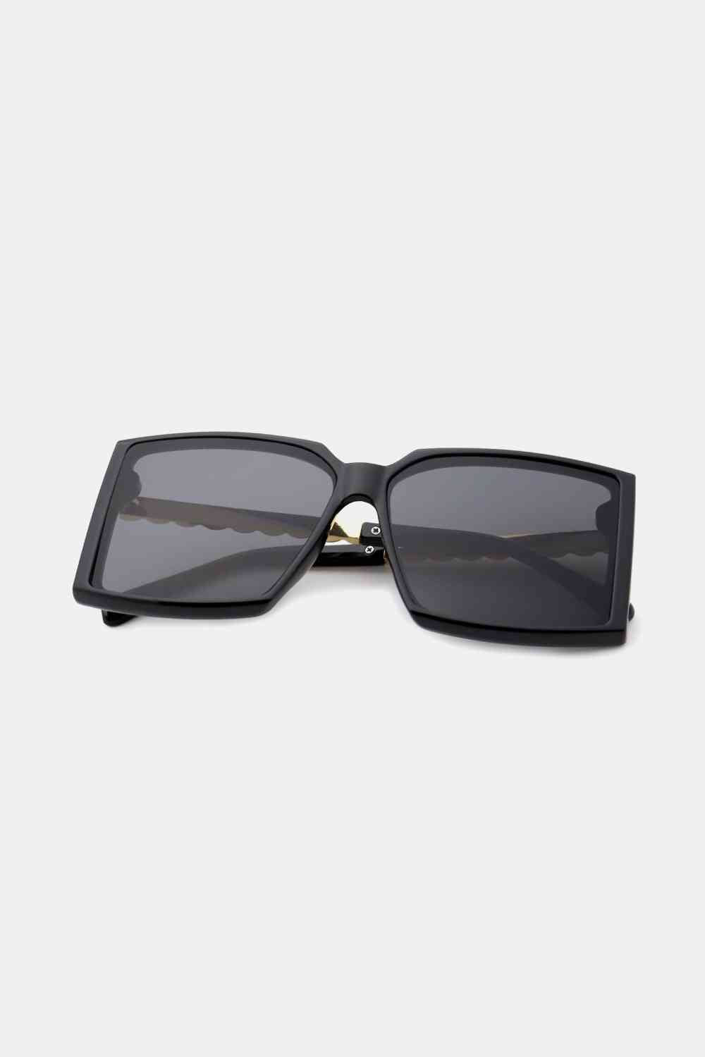 Square polycarbonate frame sunglasses with UV400 protection and metal-plastic hybrid temples, includes protective case.