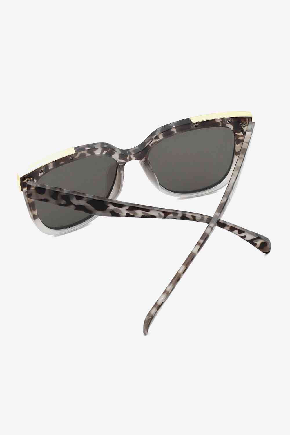 Tortoiseshell square sunglasses with UV400 protection, acetate lenses, and a polycarbonate frame, includes protective case.