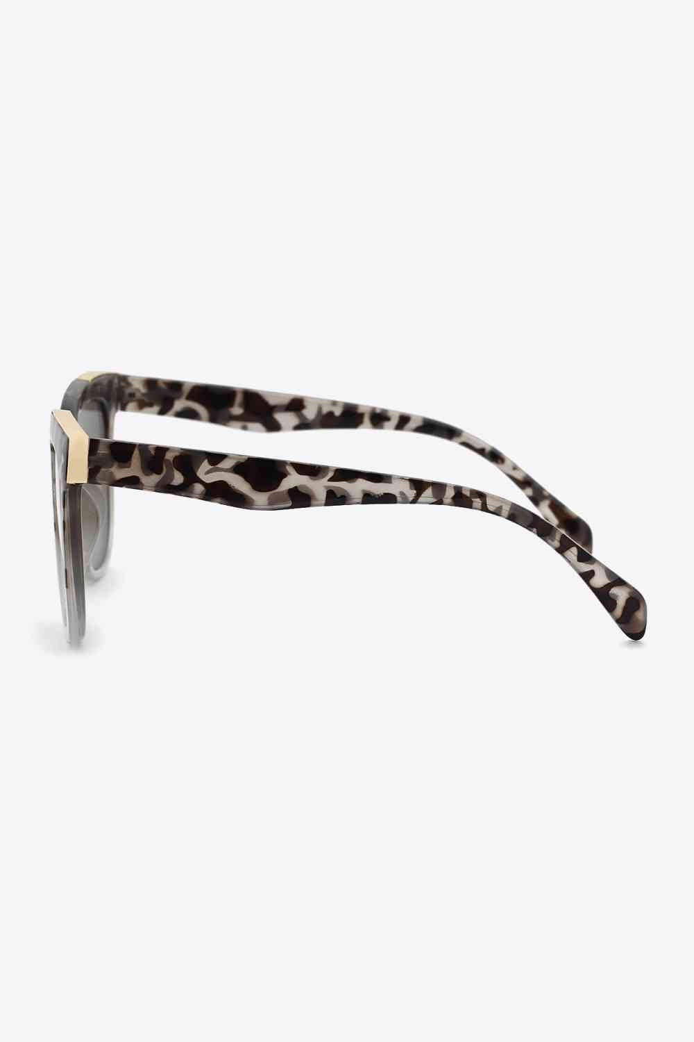 Tortoiseshell square sunglasses with UV400 protection, acetate lenses, and a polycarbonate frame, includes protective case.