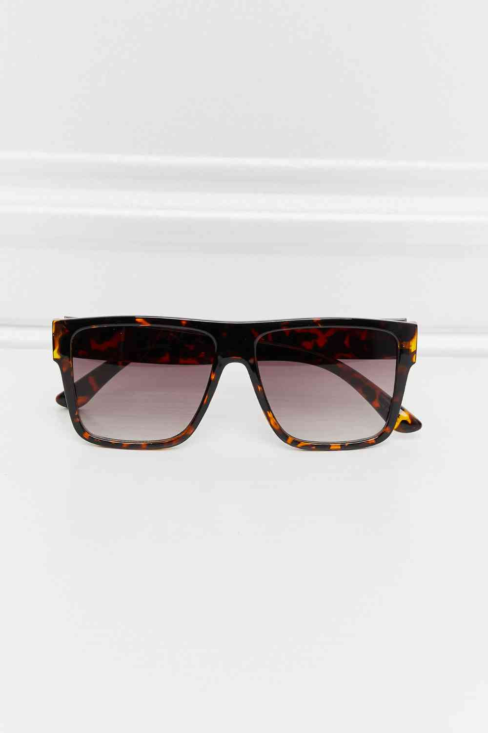 Tortoiseshell square sunglasses with UV400 protection, polycarbonate frame and lenses, and includes protective case.