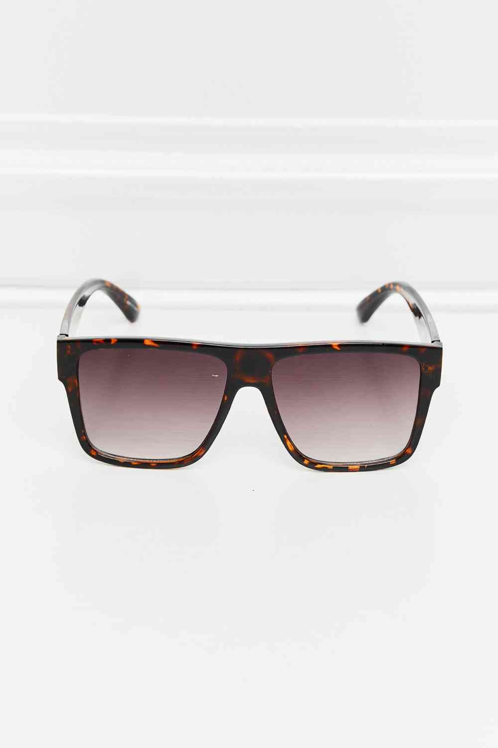 Tortoiseshell square sunglasses with UV400 protection, polycarbonate frame and lenses, and includes protective case.