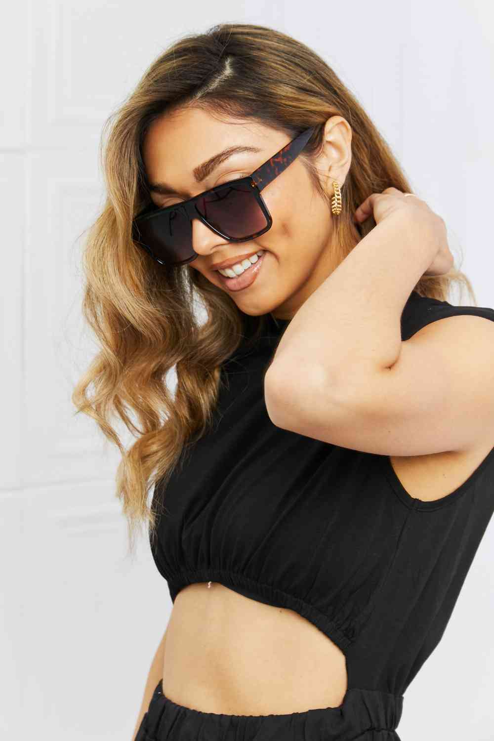 Tortoiseshell square sunglasses with UV400 protection, polycarbonate frame and lenses, and includes protective case.