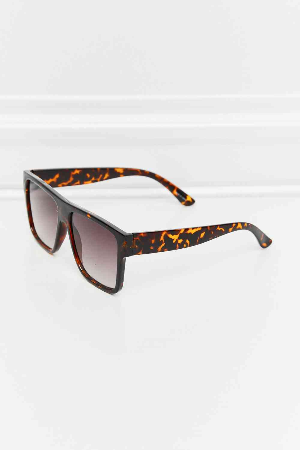 Tortoiseshell square sunglasses with UV400 protection, polycarbonate frame and lenses, and includes protective case.