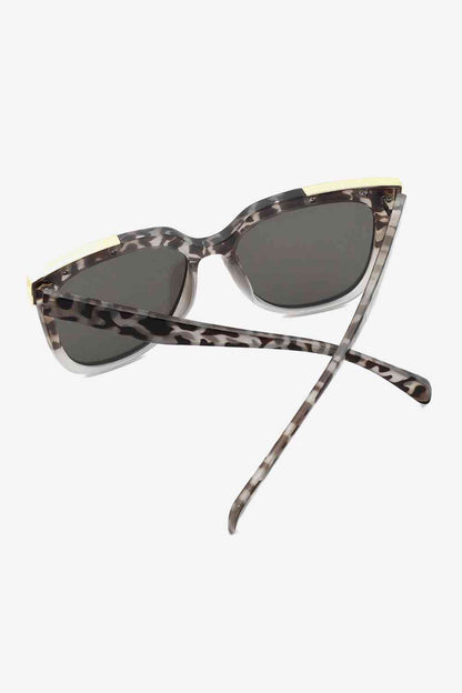 Tortoiseshell square sunglasses with UV400 protection, acetate lenses, and a polycarbonate frame, includes protective case.