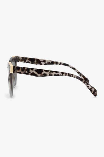 Tortoiseshell square sunglasses with UV400 protection, acetate lenses, and a polycarbonate frame, includes protective case.