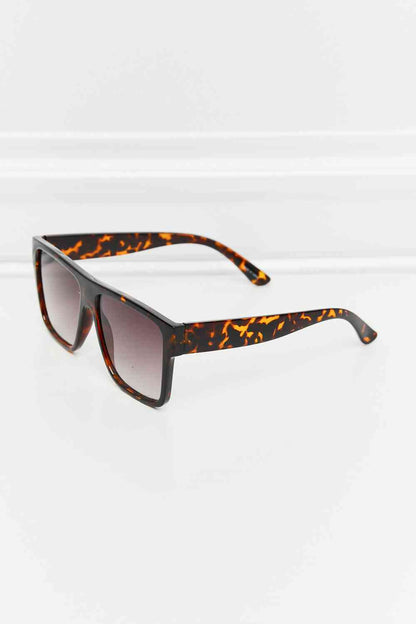 Tortoiseshell square sunglasses with UV400 protection, polycarbonate frame and lenses, and includes protective case.